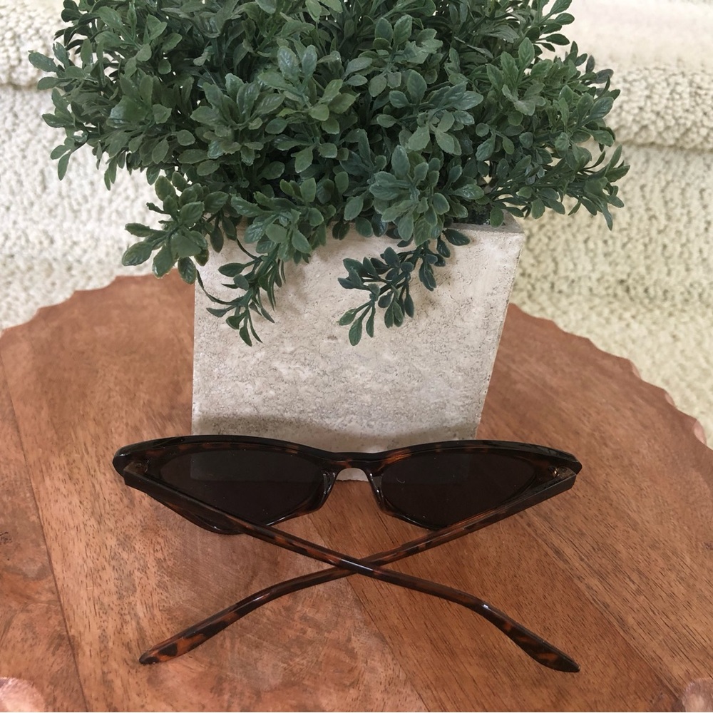 🕶️ Women’s Tortoise Shell Brown Color Cat-Eye Sunglasses. - Picture 2 of 14